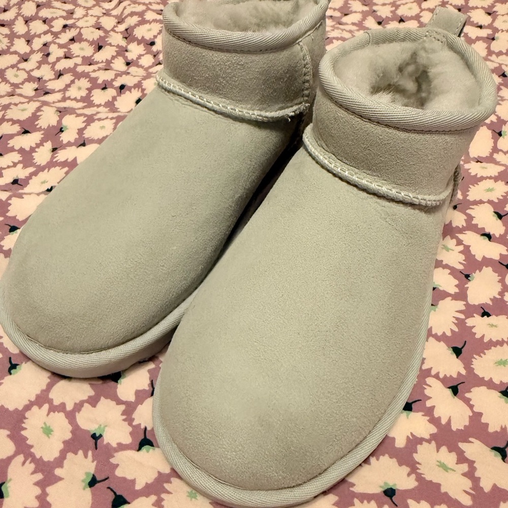 UGG Classic Ultra Mini NWT | Size 6, colour “goose”(?)